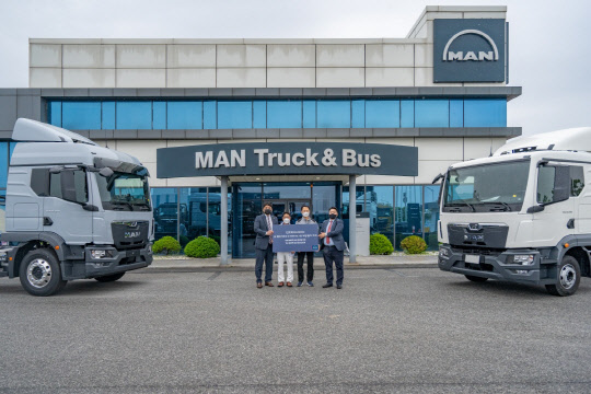 뉴 MANTGM 및 TGL 1호차 고객 전달식 모습. <만트럭버스코리아 제공>